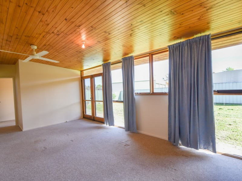 87 Blackett Avenue, Young NSW 2594