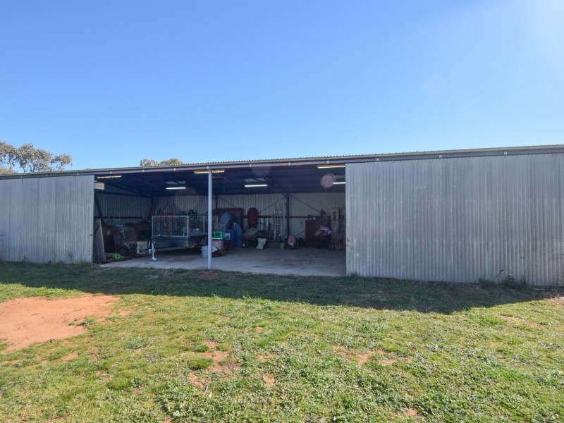 7 Donges Road, Young NSW 2594