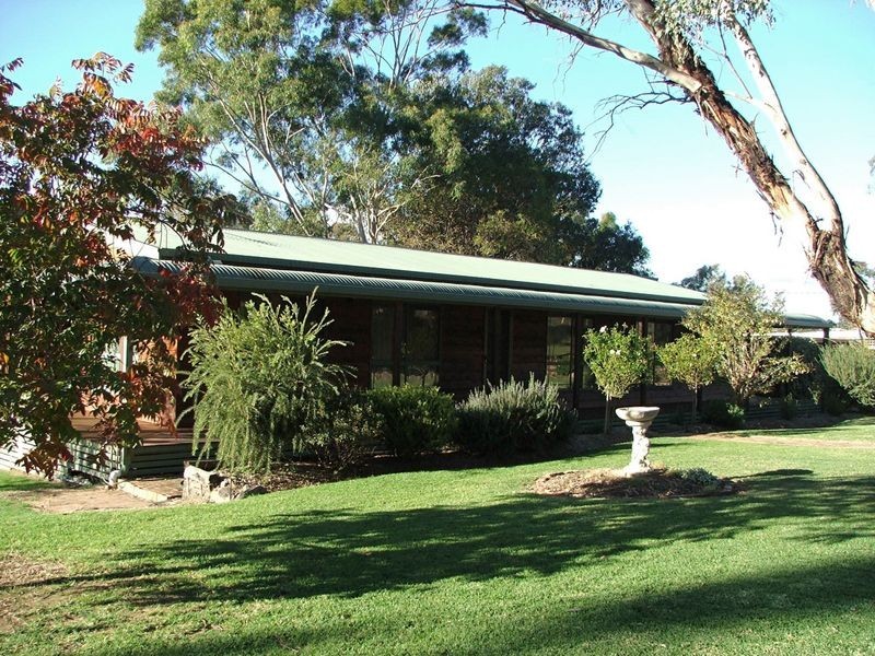 19 Hardys Rd, Young NSW 2594