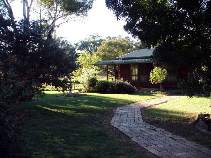 19 Hardys Rd, Young NSW 2594