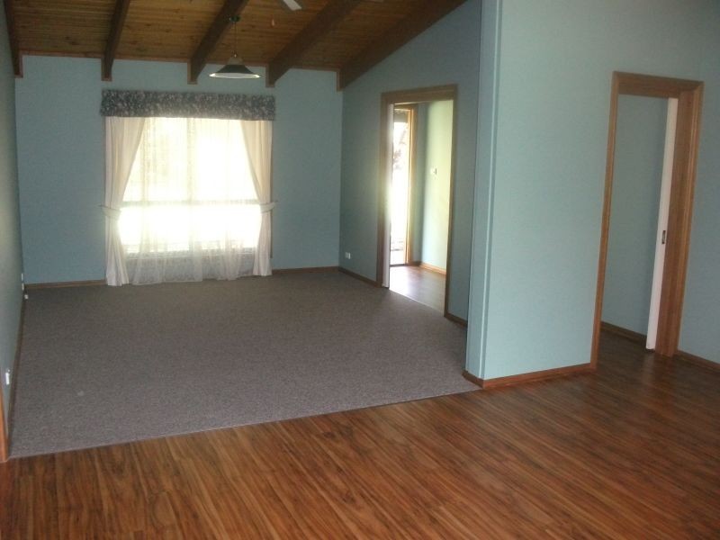 19 Hardys Rd, Young NSW 2594