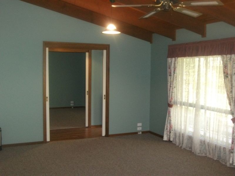 19 Hardys Rd, Young NSW 2594