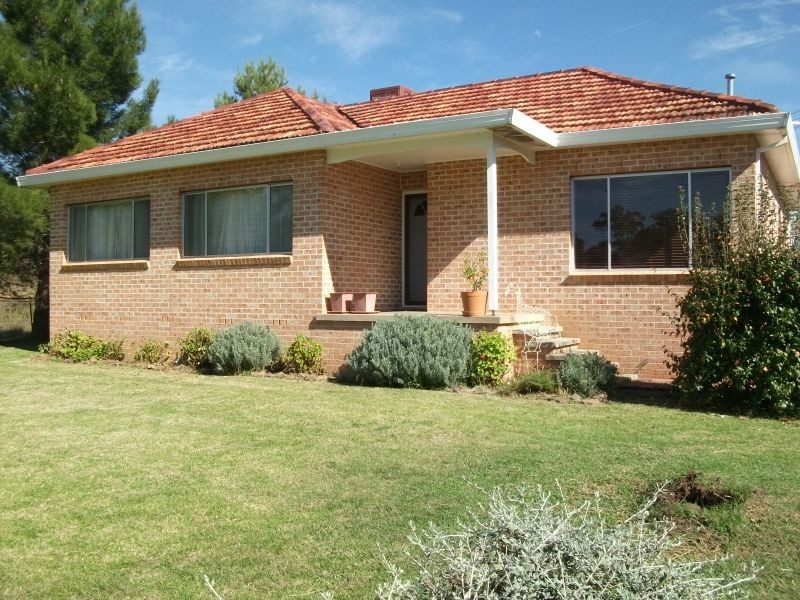 69 Binalong Street, Young NSW 2594