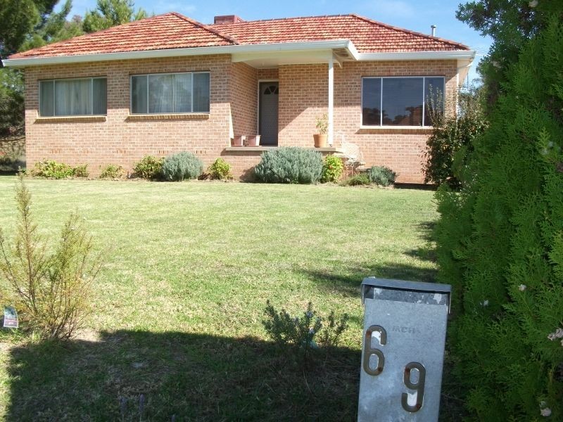 69 Binalong Street, Young NSW 2594