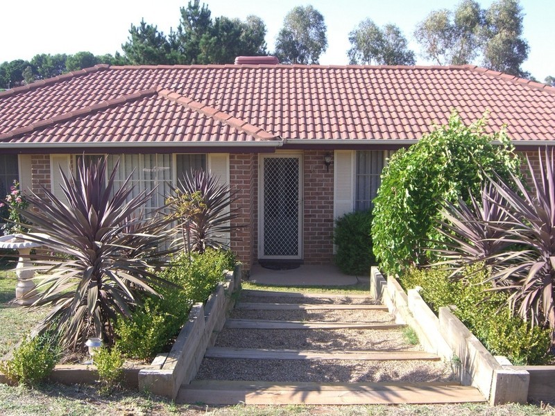 6 Tadross Avenue, Young NSW 2594