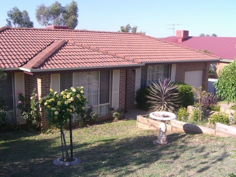6 Tadross Avenue, Young NSW 2594