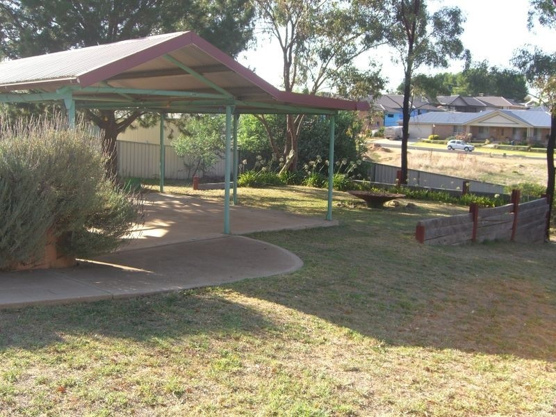 6 Tadross Avenue, Young NSW 2594