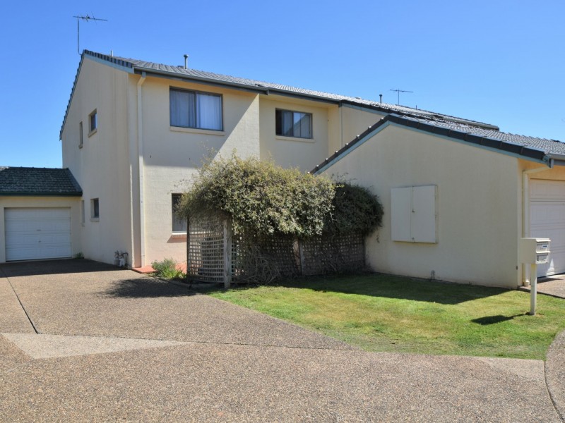 4-4 Old Barracks Lane, Young NSW 2594