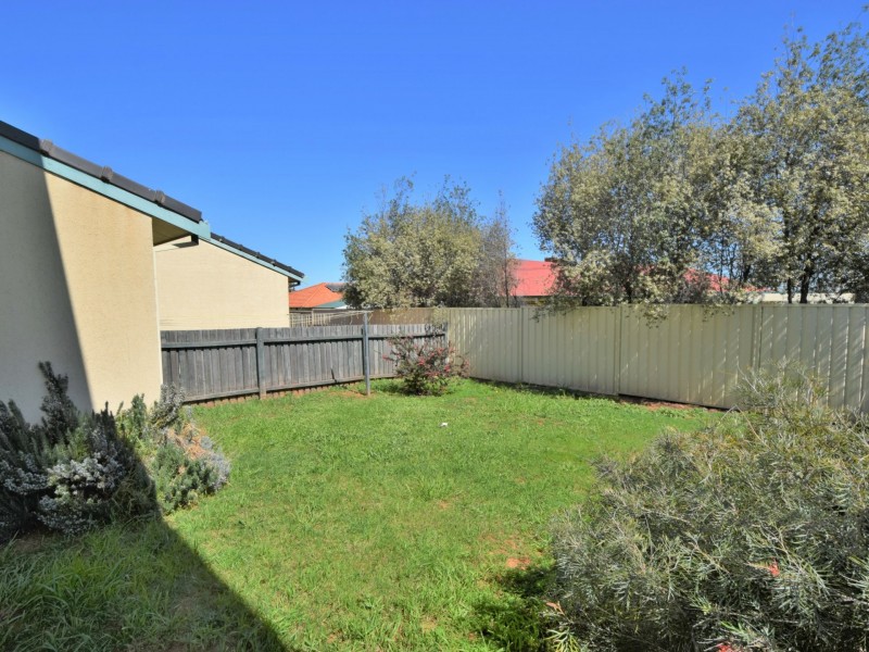 4-4 Old Barracks Lane, Young NSW 2594