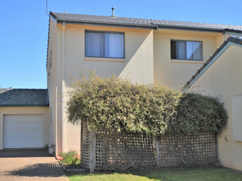 4-4 Old Barracks Lane, Young NSW 2594
