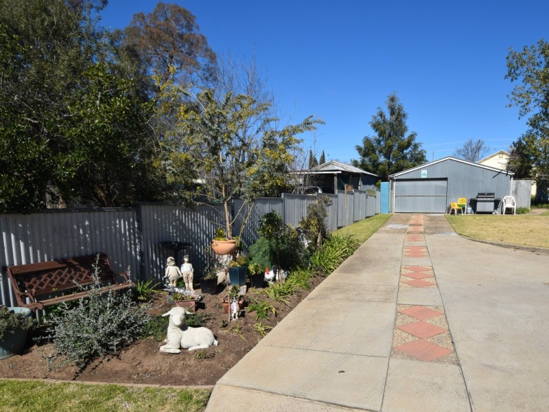 16 Miro Street, Young NSW 2594