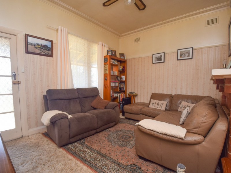 16 Miro Street, Young NSW 2594