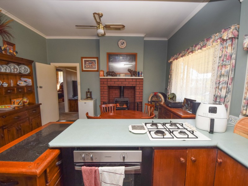 16 Miro Street, Young NSW 2594