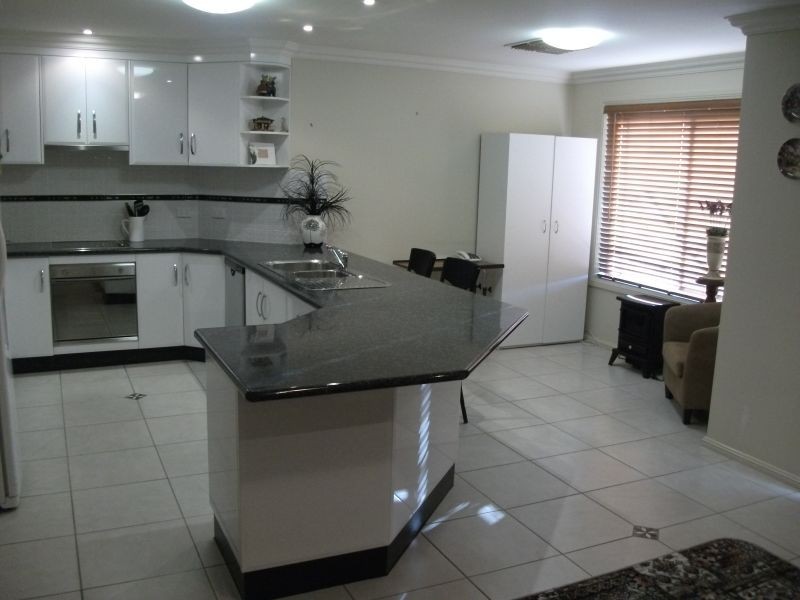 7 Hayden Place, Young NSW 2594