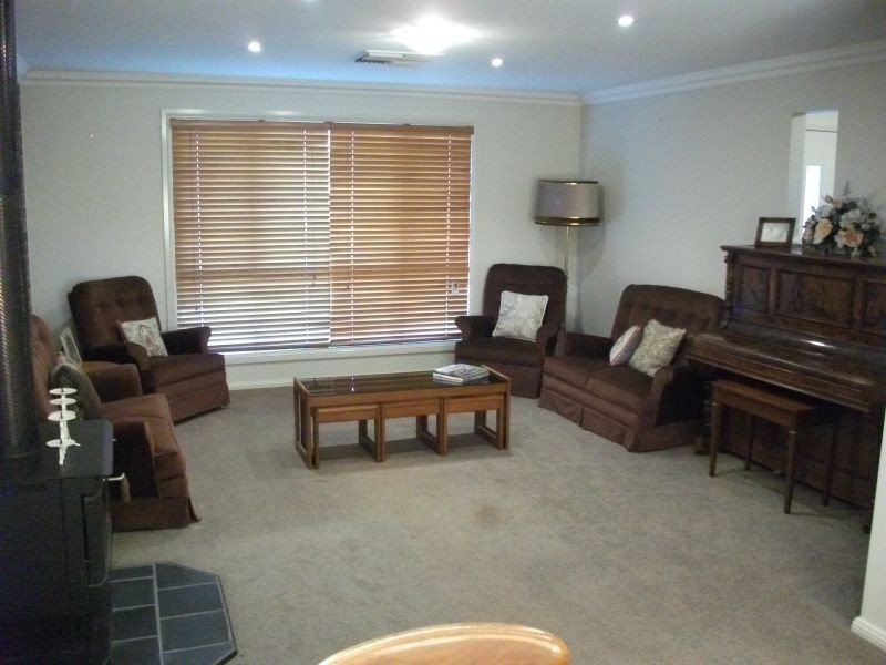 7 Hayden Place, Young NSW 2594