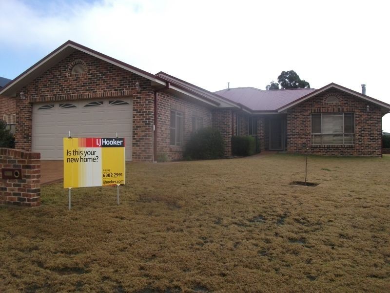 7 Hayden Place, Young NSW 2594