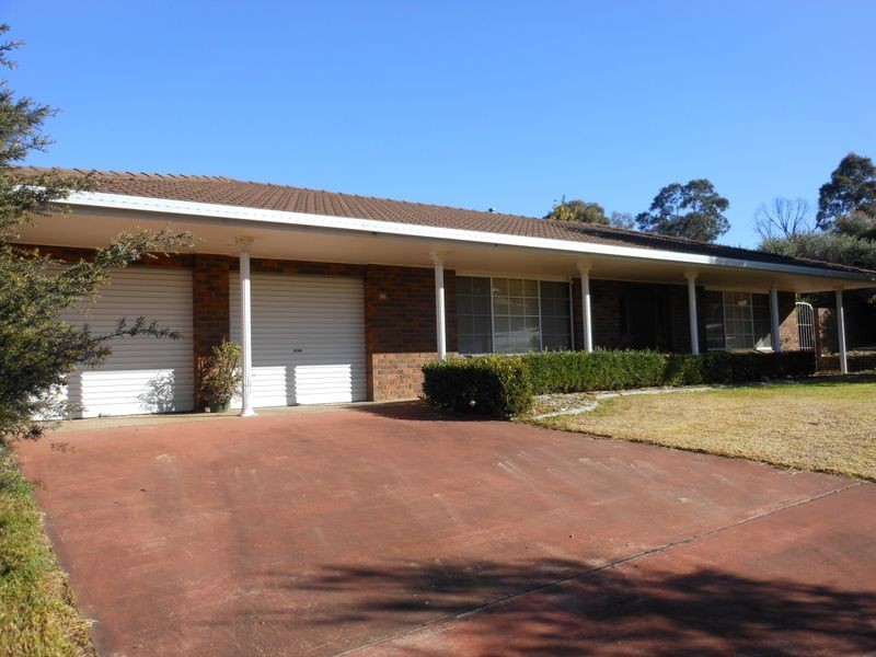 13 Renmark Av, Young NSW 2594
