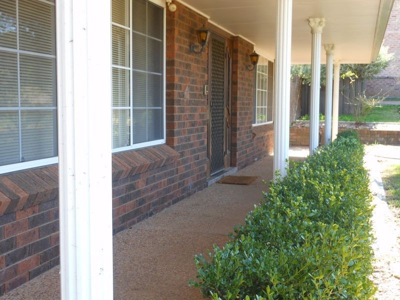 13 Renmark Av, Young NSW 2594