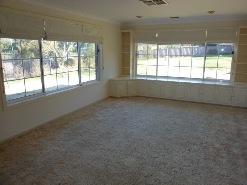 13 Renmark Av, Young NSW 2594