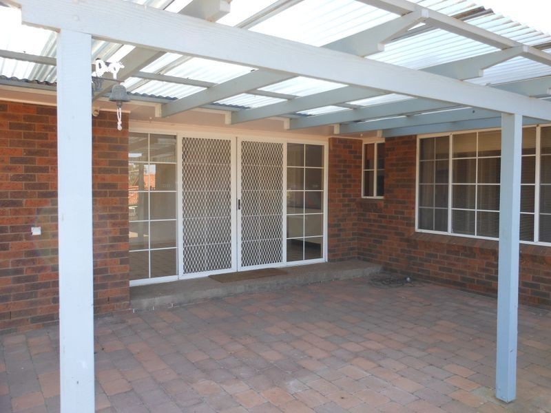 13 Renmark Av, Young NSW 2594