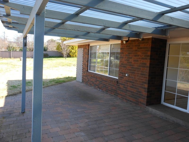 13 Renmark Av, Young NSW 2594