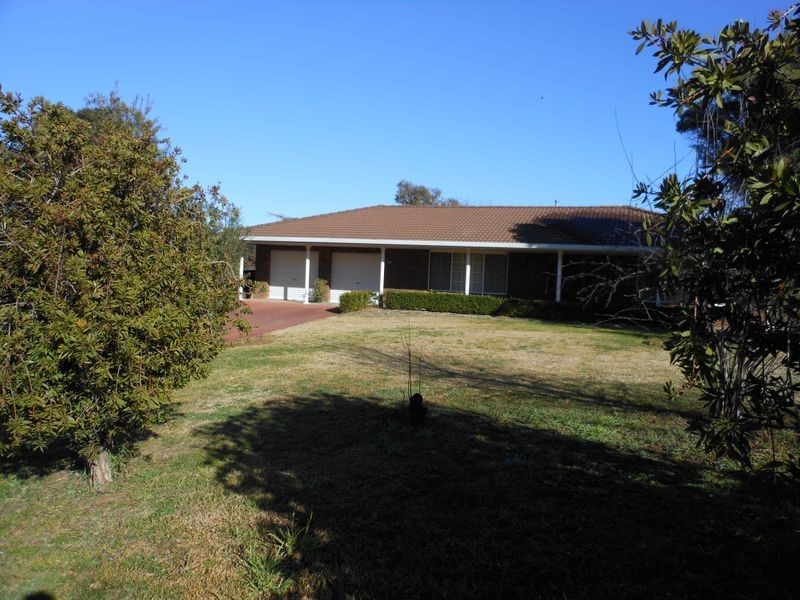 13 Renmark Av, Young NSW 2594