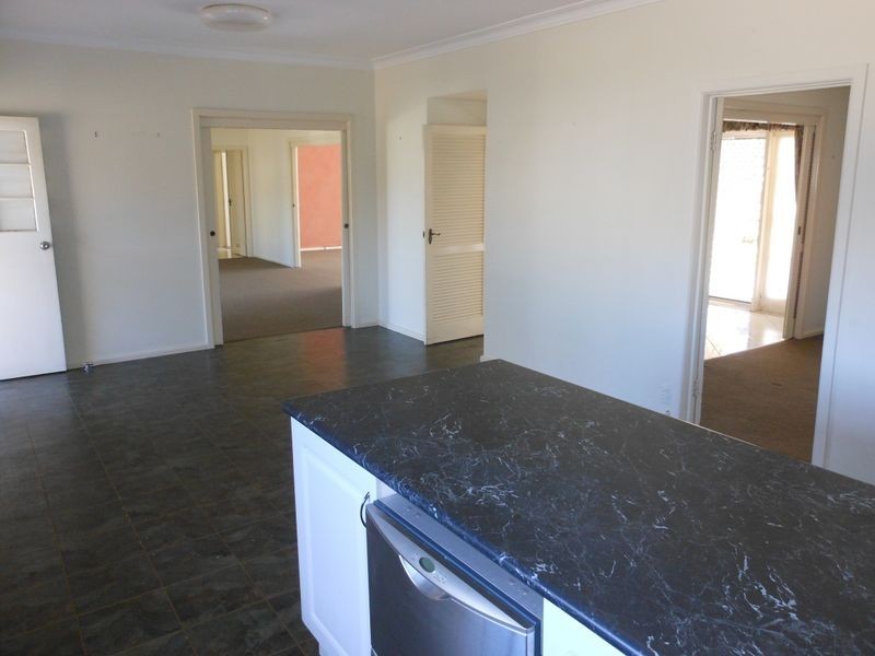 6 Edwards St, Young NSW 2594