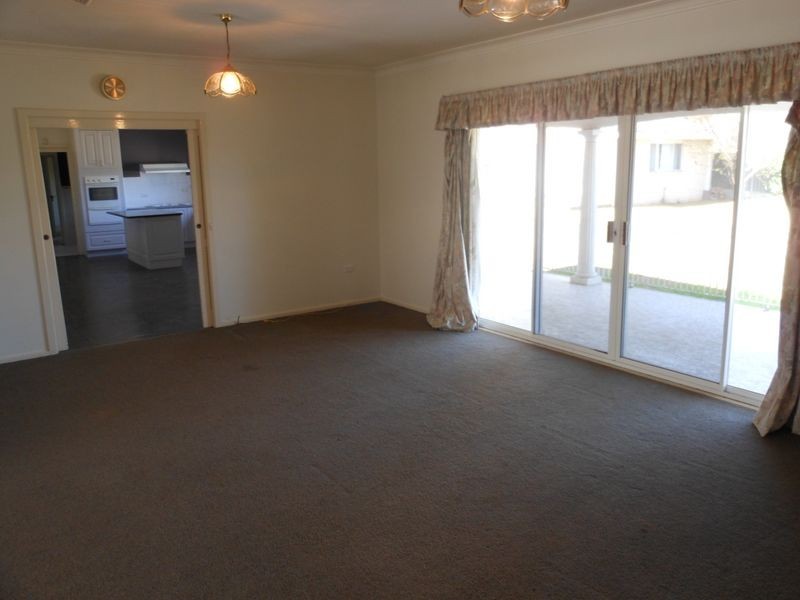 6 Edwards St, Young NSW 2594