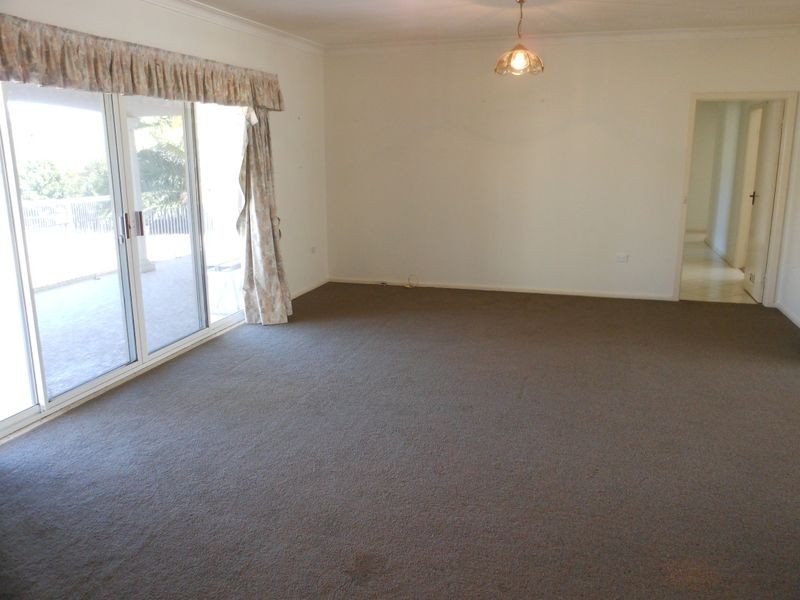 6 Edwards St, Young NSW 2594