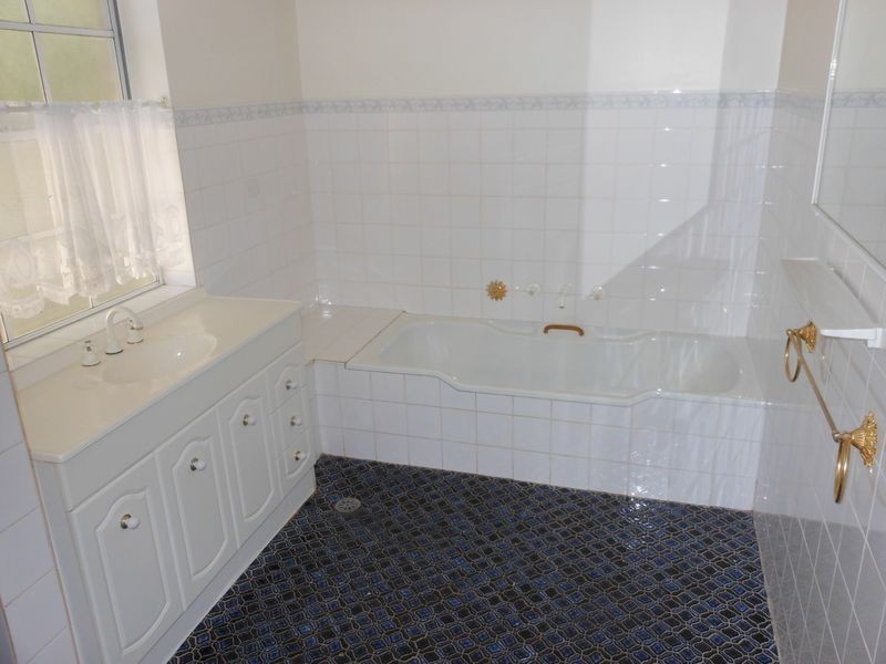 6 Edwards St, Young NSW 2594