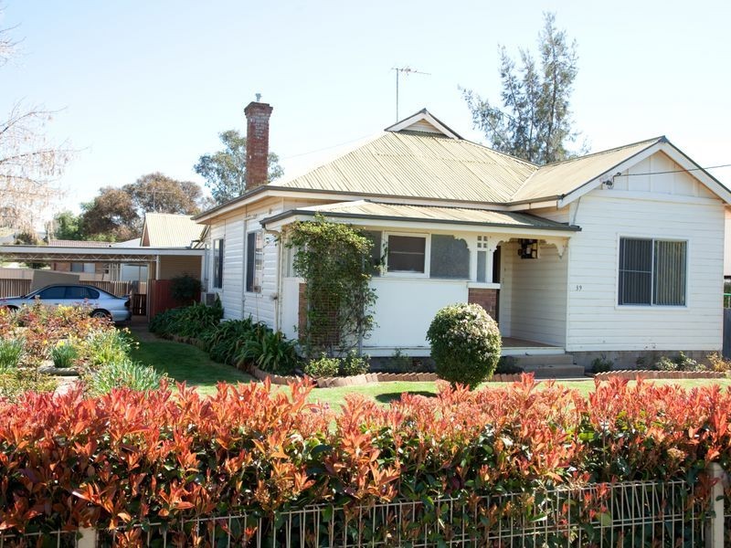 39 Binalong Street, Young NSW 2594