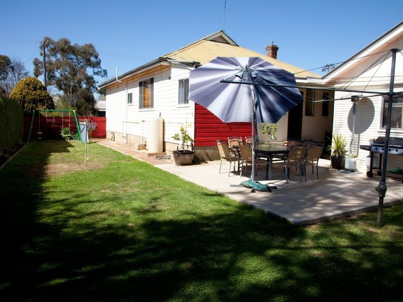 39 Binalong Street, Young NSW 2594