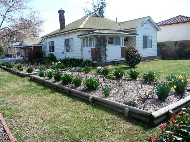 39 Binalong Street, Young NSW 2594