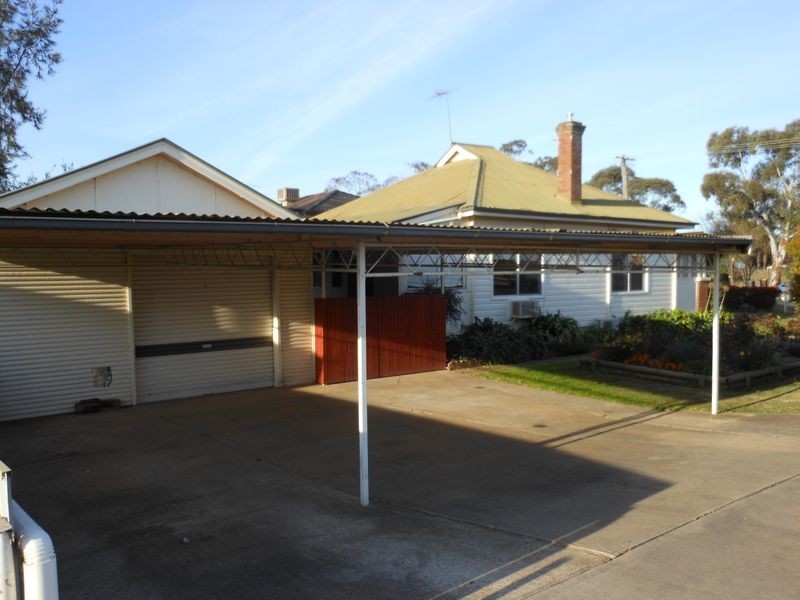 39 Binalong Street, Young NSW 2594