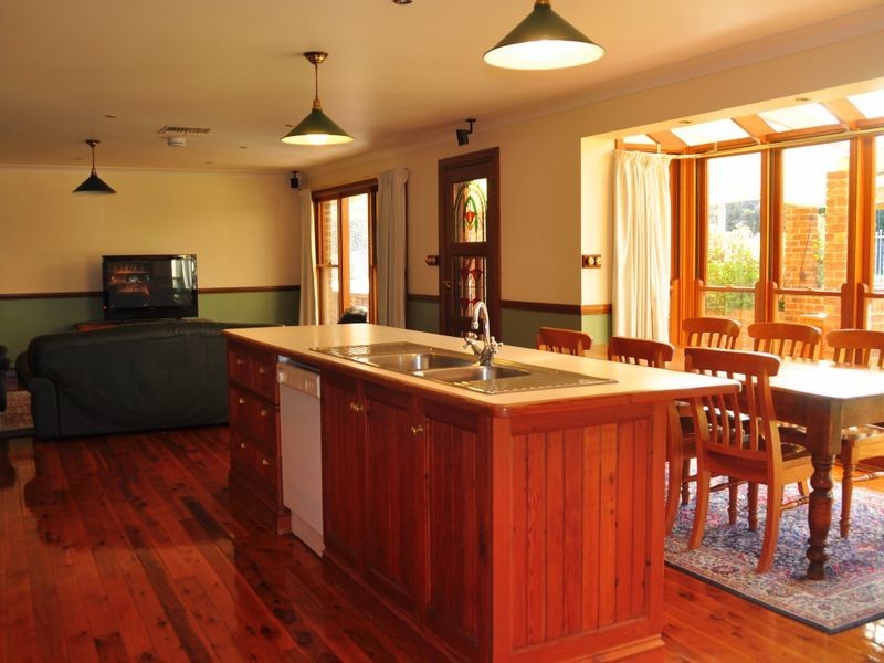 5 Nuthall Cresent, Young NSW 2594