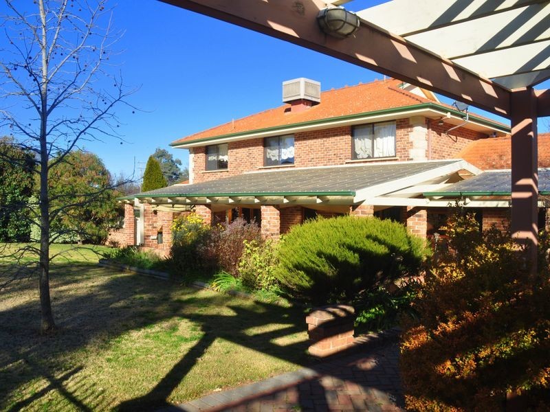 5 Nuthall Cresent, Young NSW 2594