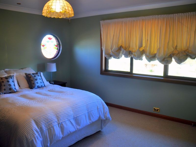 5 Nuthall Cresent, Young NSW 2594