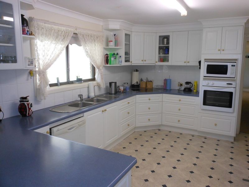 6 Nuthall Crescent, Young NSW 2594