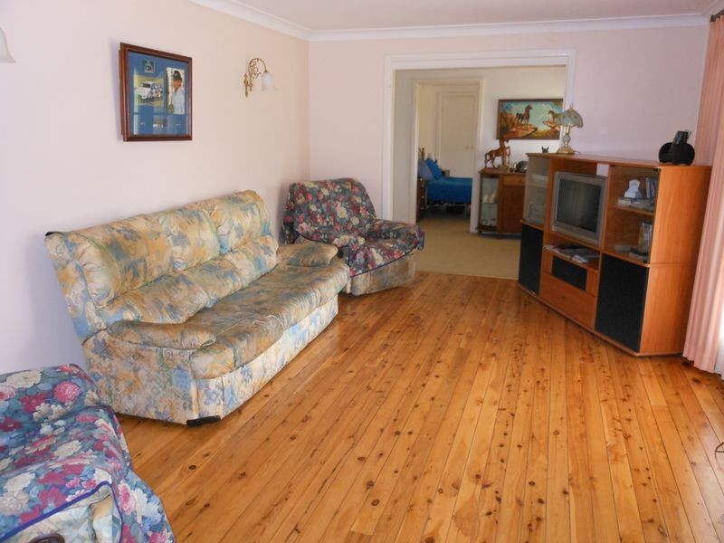 6 Nuthall Crescent, Young NSW 2594