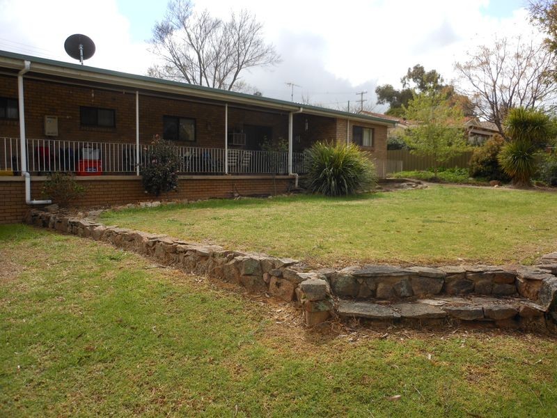 6 Nuthall Crescent, Young NSW 2594