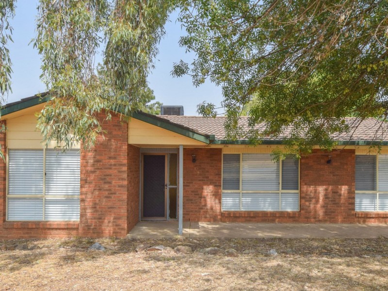 108 Blackett Avenue, Young NSW 2594