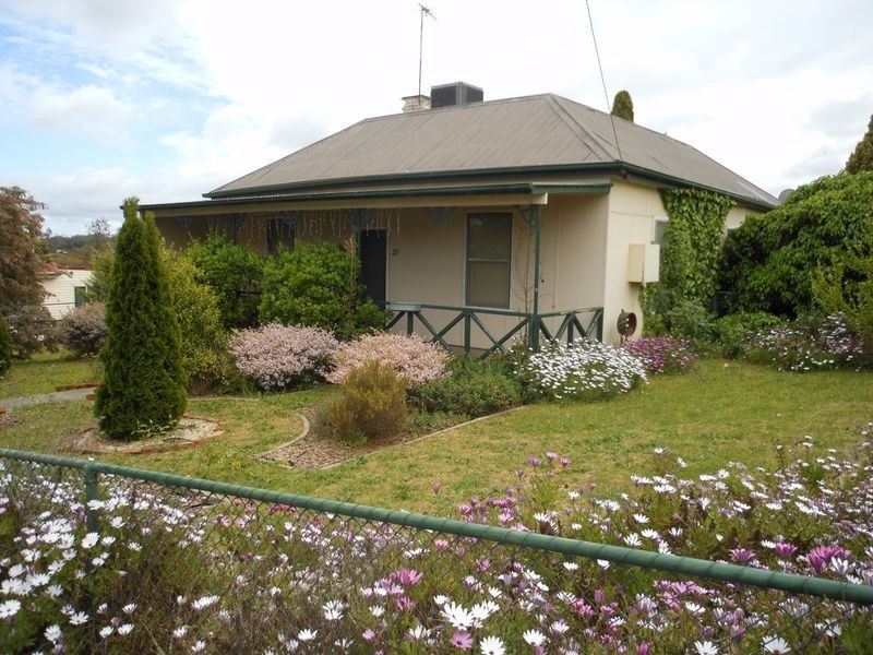 37 Nasmyth St, Young NSW 2594