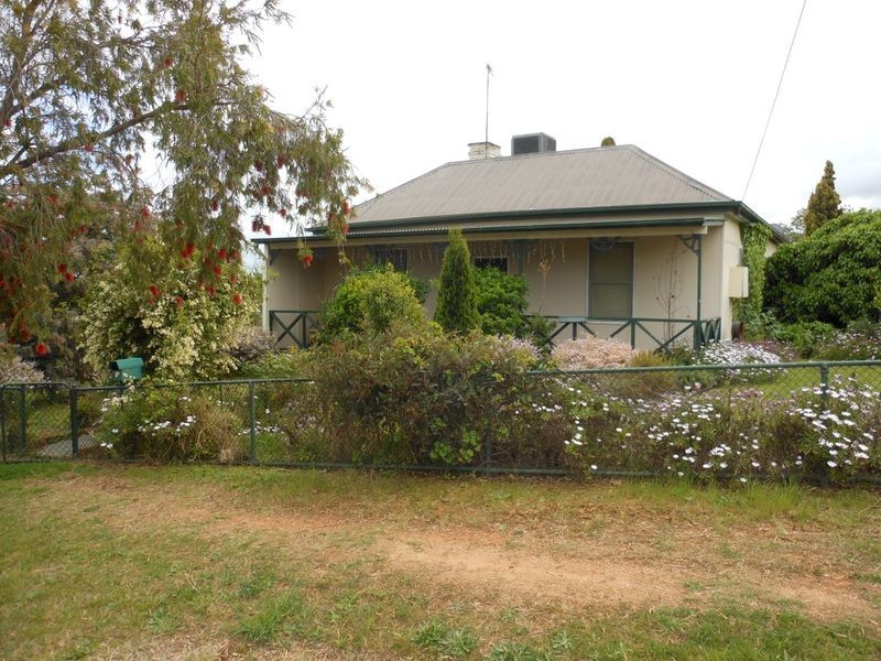 37 Nasmyth St, Young NSW 2594