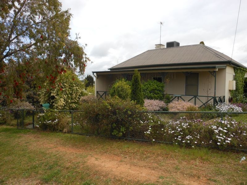 37 Nasmyth St, Young NSW 2594