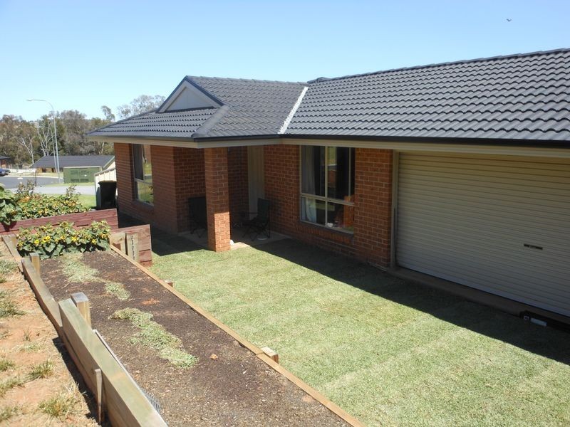 24 Henry Place, Young NSW 2594
