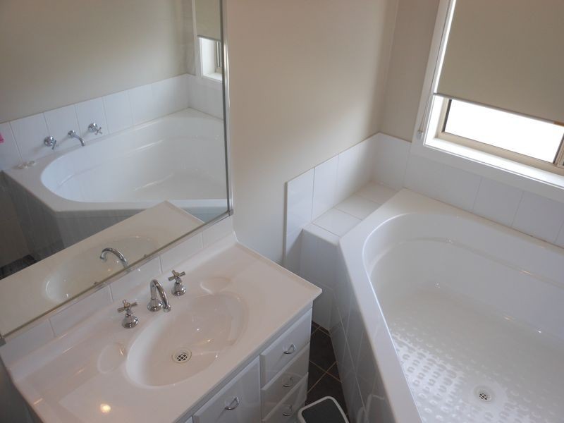 24 Henry Place, Young NSW 2594