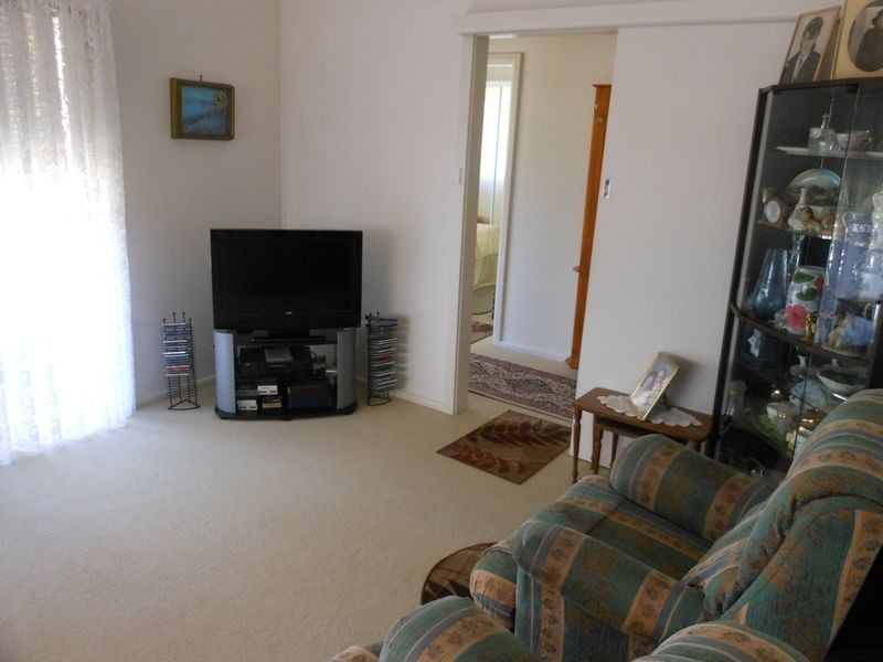 25 Fontenoy St, Young NSW 2594