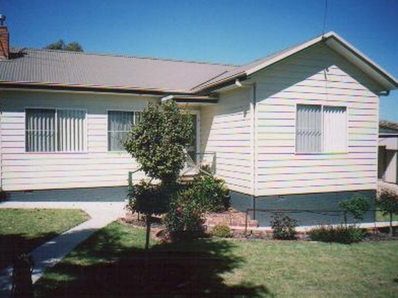 24 Karabah Ave, Young NSW 2594