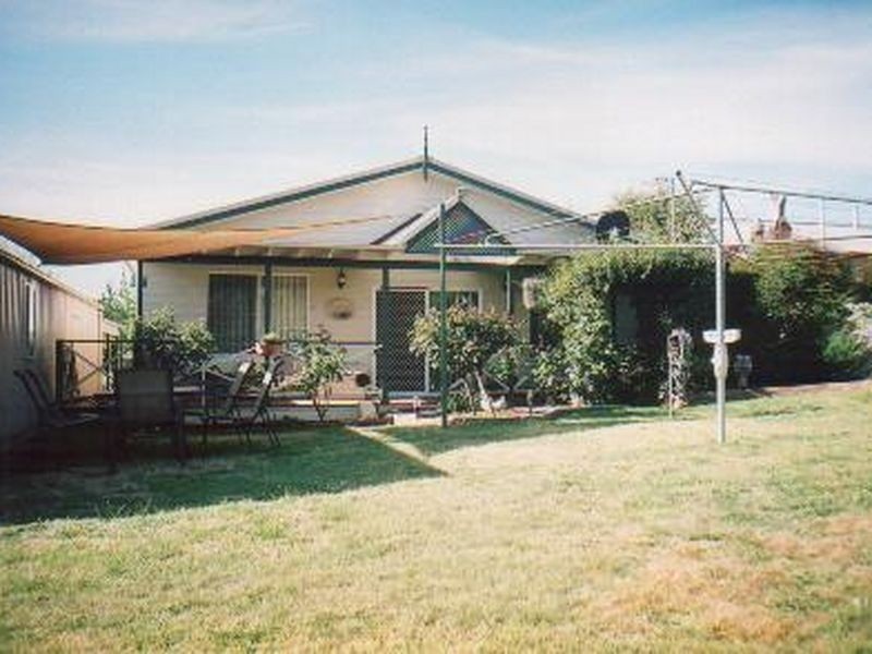 24 Karabah Ave, Young NSW 2594