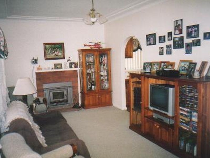 24 Karabah Ave, Young NSW 2594